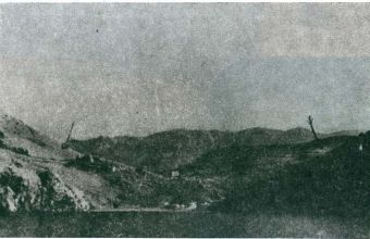 Slana, Suha Bay, approach from the sea. We can see the first construction stage of the administrative building, a lime pit on the coast; the Jewish Camp is behind the building, and the Serbian on the right. The arrows mark the graves that were not excavated. Velebit Mountain in the back. Near the left arrow we can see a part of the Metajna – Baška Slana road built by the inmates.
