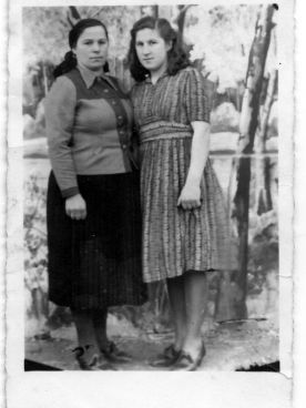 Evica i Jovanka Bastašić, majka i sestra autora. Slikano u Ruskom Krsturu u Banatu, proljeće 1945. godine