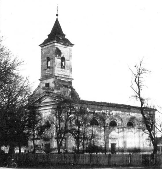 Crkva Vozdviženja Časnog Krsta - podignuta 1744. Obnovljena 1847. godine. Teško oštećena u prošlom ratu (1941-1945). Poslije Drugog svjetskog rata hrvatske vlasti nisu dozvoljavale obnovu hrama, pa su do 1991. godine ostali samo zidovi i zvonik. Na zvoniku je MUP Hrvatske postavio mitraljesko gnijezdo 1991/92. godine. Na zidinama hrama nema više zvonika (1995). Tokom 1996. godine crkva porušena i materijal iznijet. Parohijski dom miniran (1991-1993)