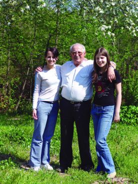 Deda Milan sa unukama Lanom i Tijanom, april 2006. godine