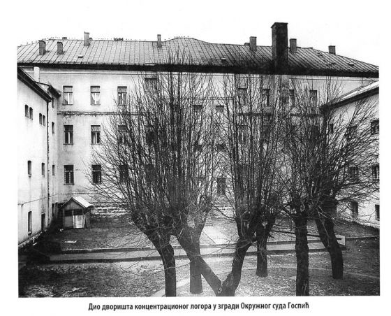 Dio dvorišta koncentracionog logora u zgradi Okružnog suda Gospić. Slika preuzeta iz knjige Kompleks ustaških logora Jadovno 1941. autora dr Đure Zatezala