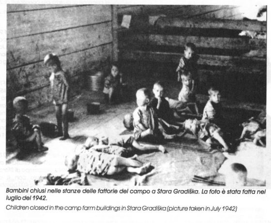 Djeca-logoraši zatvoreni u štali logora Stara Gradiška, jula 1942.