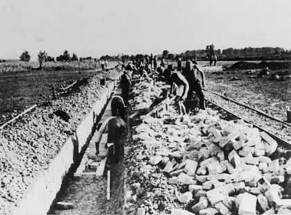 Logoraši grade zid oko logora (Fotodokumentacija Politike)