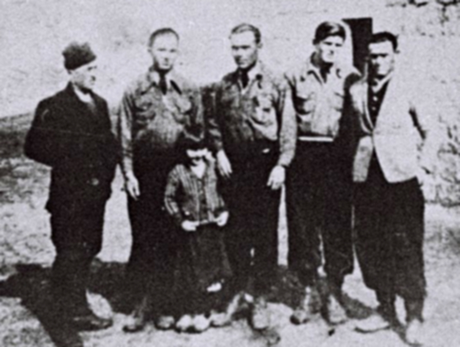 Шесторо преживјелих Црногораца:ПЕРО, РАЈКО, ИЛИЈА (Рајков брат), ЛУКА и МИЈО, а испред њих МАРА ЦРНОГОРАЦ