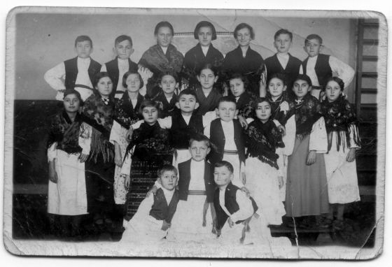 Dječija priredba povodom proslave svetog Save, školske slave, u Grubišnom Polju 40-ih godina