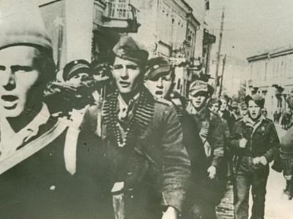 Партизани улазе у Загреб 1945. године