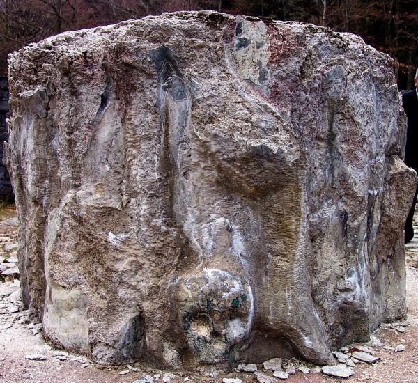 Spomenik Jadovinskim žrtvama kod Šaranove jame na Velebitu, R.Hrvatska, rad akademskog kipara Ratka Petrića iz Zagreba, podignut je 12.10.1988., srušen i nestao tokom poslednjeg rata.