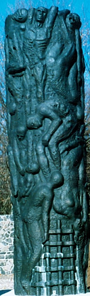 Spomenik Jadovinskim žrtvama kod Šaranove jame na Velebitu, R.Hrvatska, rad akademskog kipara Ratka Petrića iz Zagreba, podignut je 12.10.1988., srušen i nestao tokom poslednjeg rata.