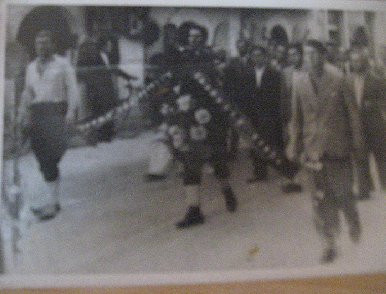Први с лијева мој деда Мићевић Митра Милан,на сахрани,доктору, Едвокију Томовићу 1938.године  на српско-православном гробљу у мостарском насељу Бјелушине. 